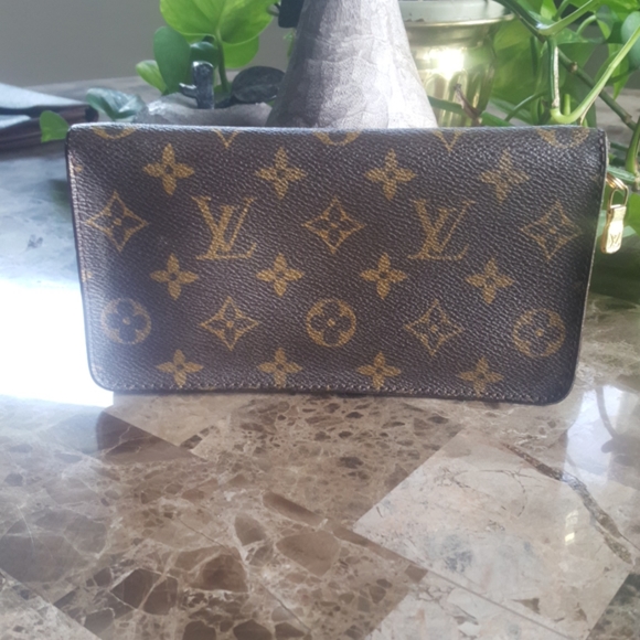 Authentic Louis Vuitton Zippy Wallet - Picture 2 of 12